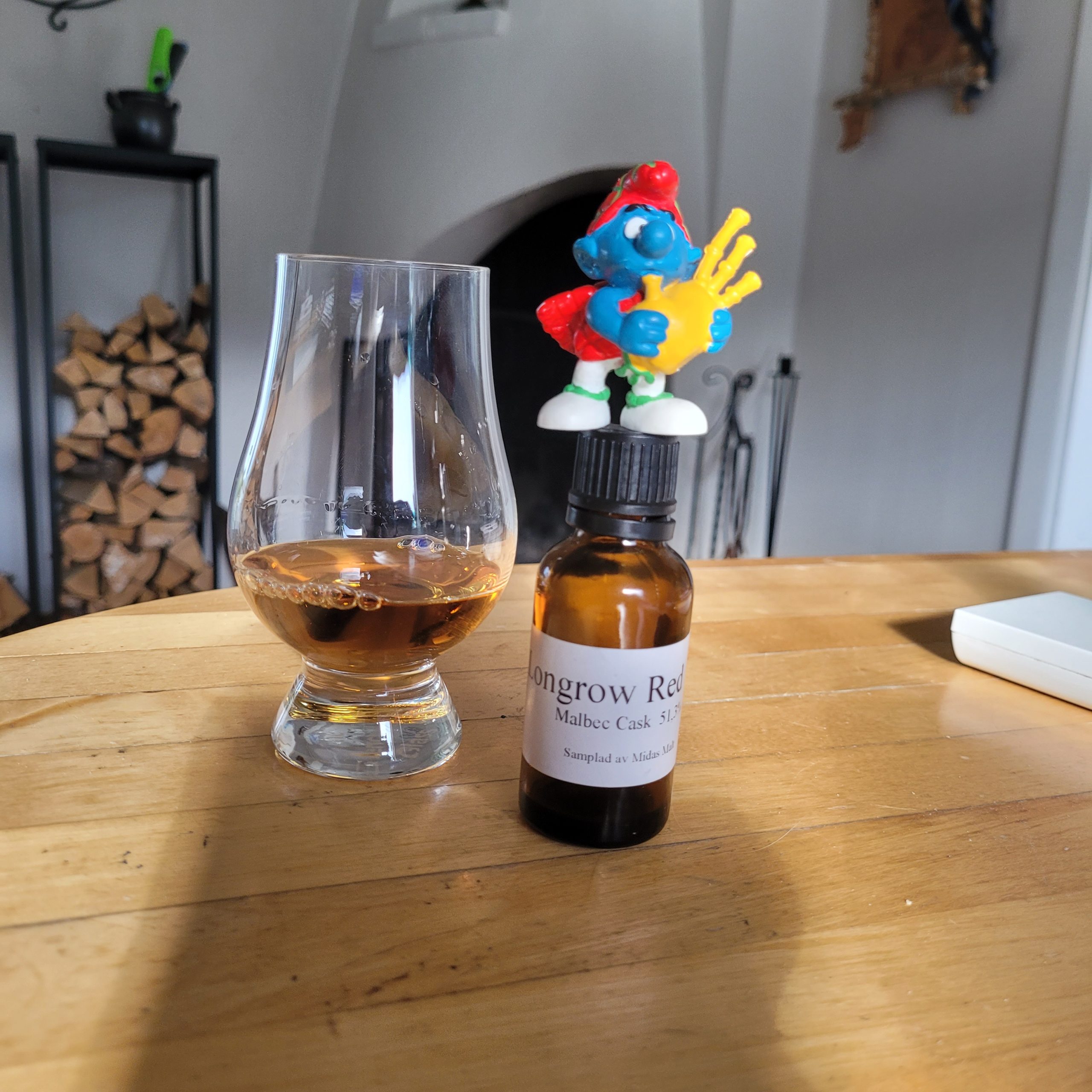 Whiskyprovning med Archangel´s tears två glas och provningsprotokoll på borde