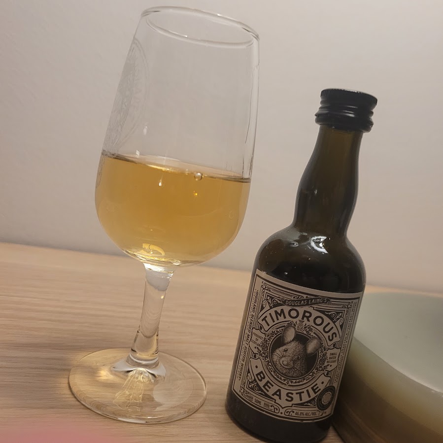 imorous Beastie blended malt whisky i glas och flaska på bord