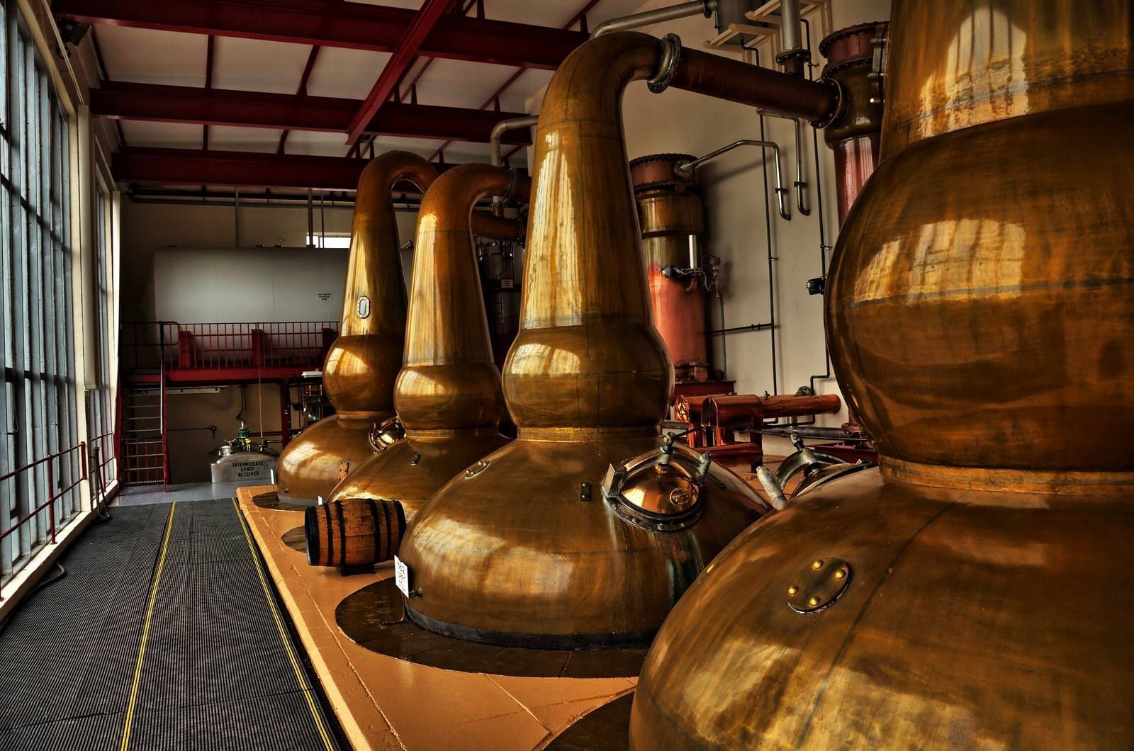Kopparpannor i destilleri – processen att tillverka whisky