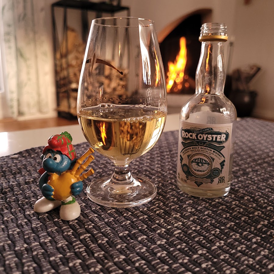 Rock Oyster – Douglas Laing blended malt Whiskyglas med Rock Oyster blended malt framför brasa