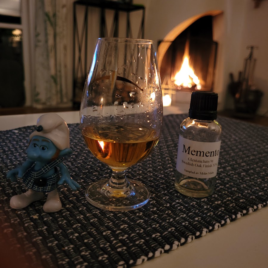 Glentauchers 9 yo Memento Swedish Oak Finish whisky i glas framför brasa