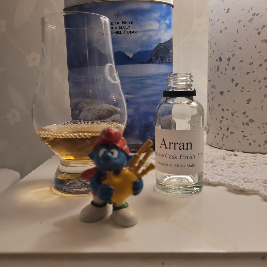 Arran Amarone Cask Finish whisky i glas på bord