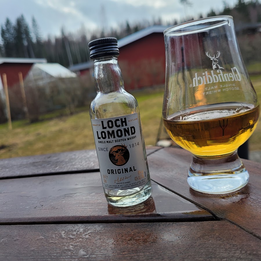 Loch Lomond Original whisky i glas utomhus