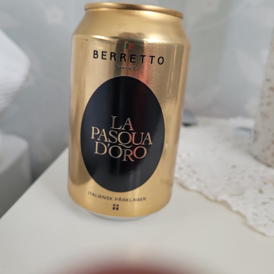 Ölburk La Pasqua D’Oro från Berretto Brewing Co på bord