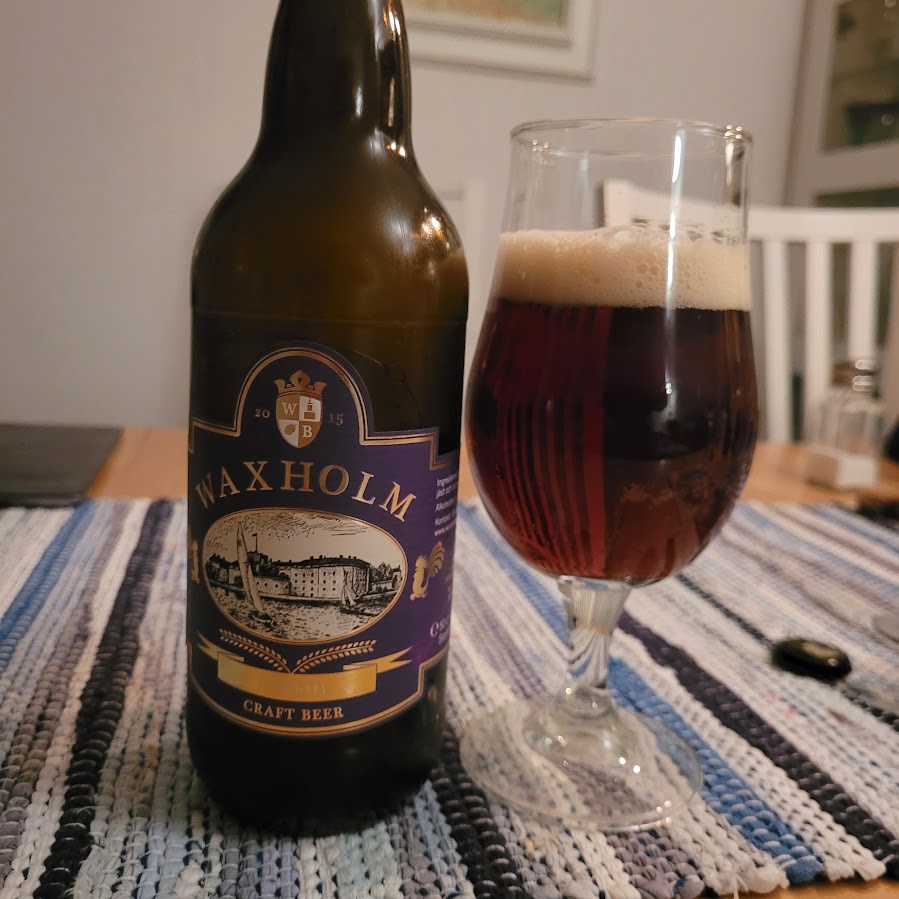 Waxholm Påsköl i glas och flaska på bord